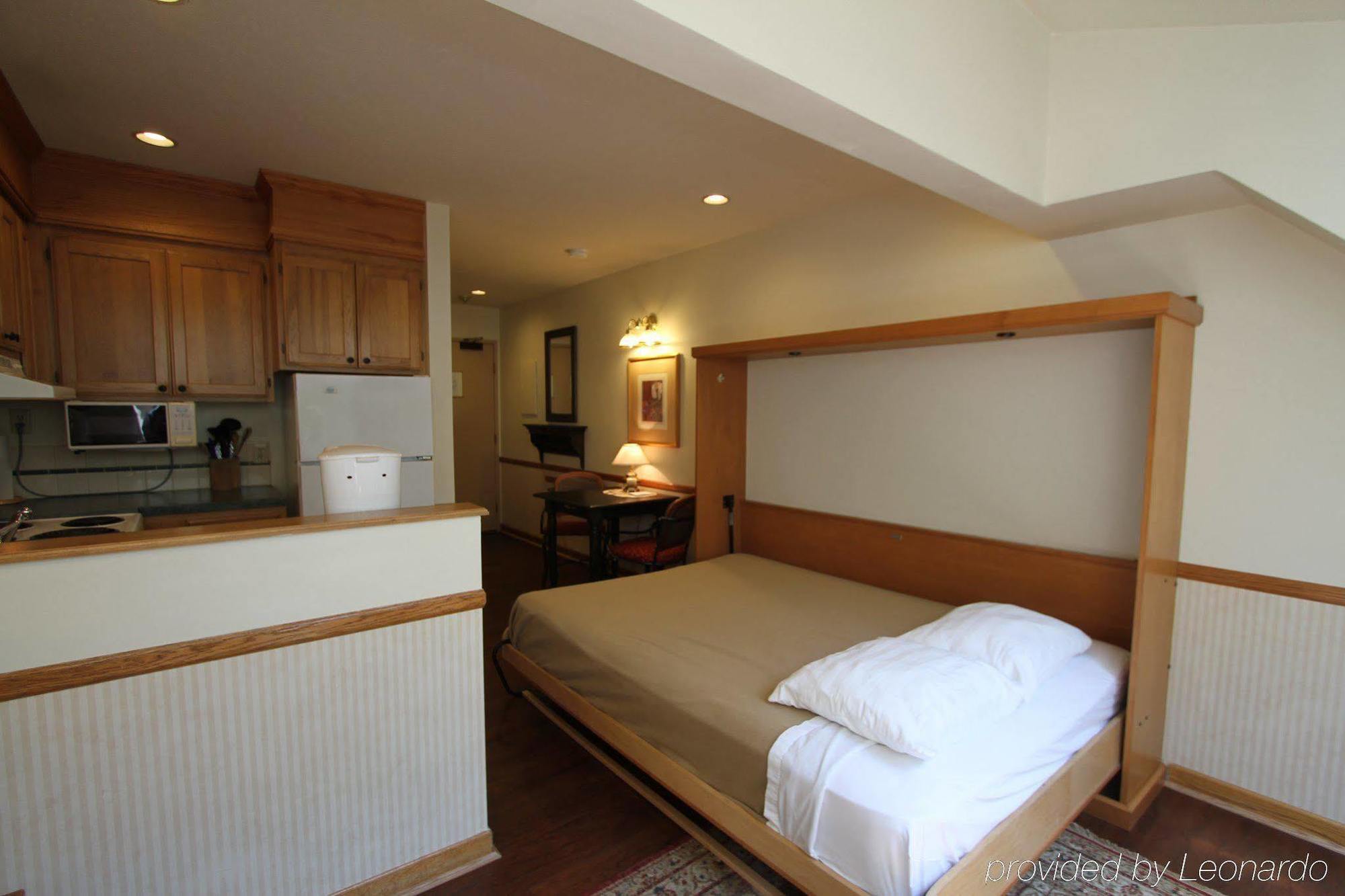 Clock Tower Resort Уистлер Экстерьер фото