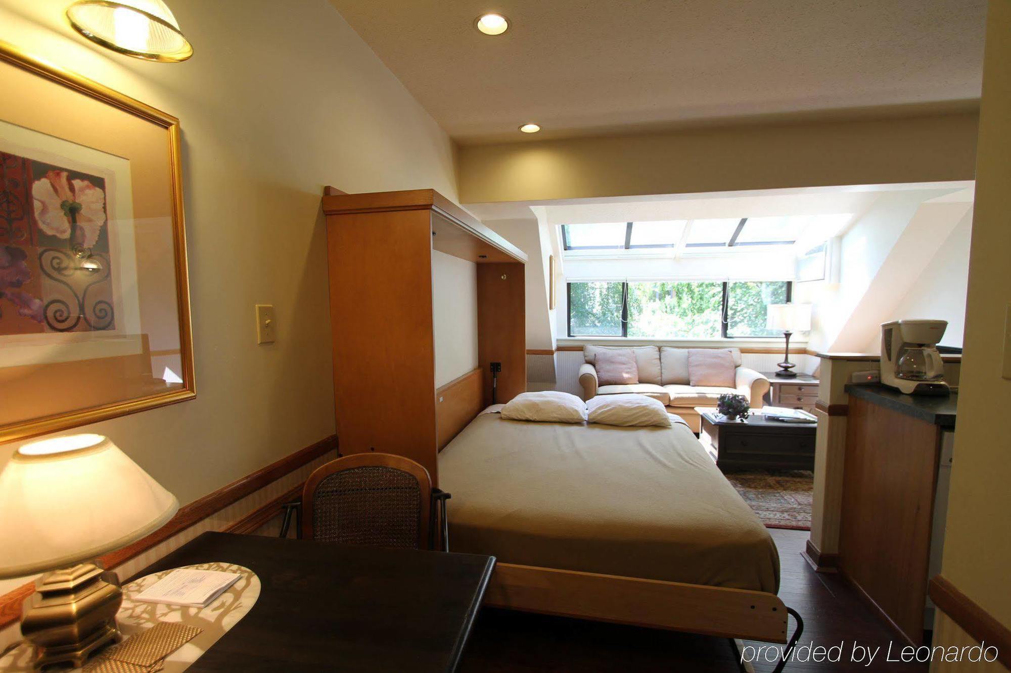 Clock Tower Resort Уистлер Экстерьер фото